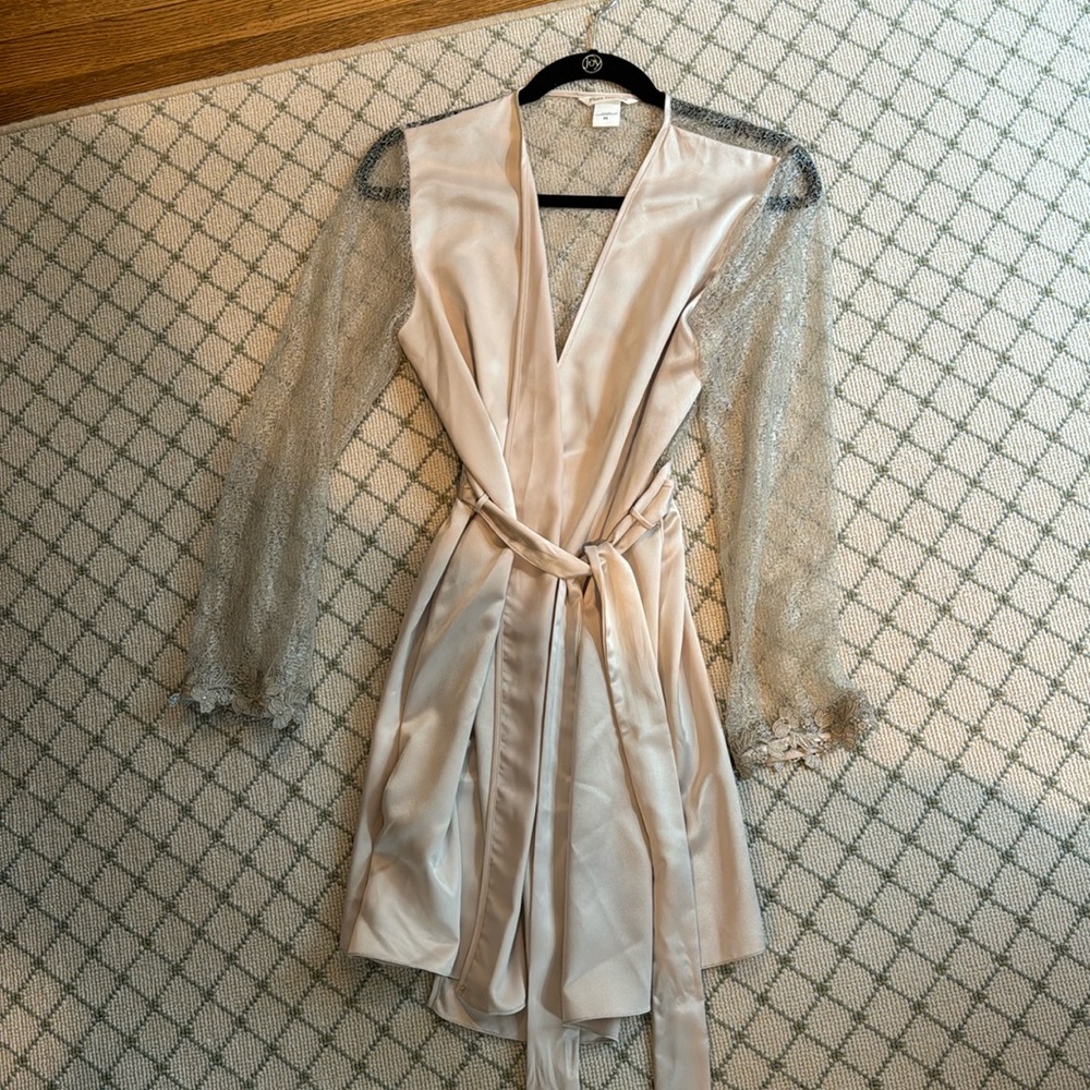 Flora Nikrooz silk robe with lace sleeves, Size XS. Perfect condition